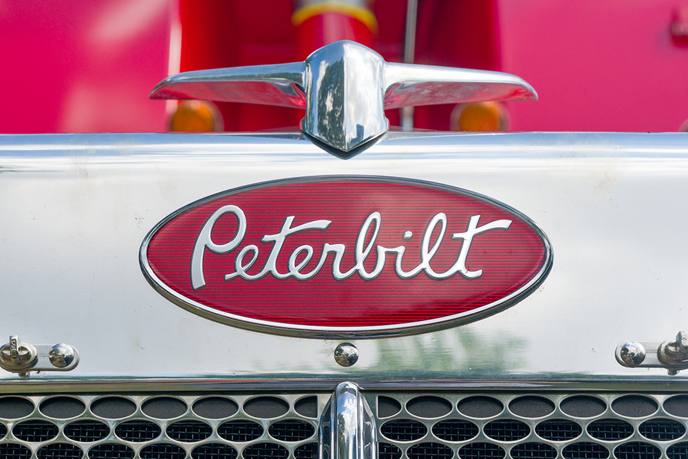 Kenworth & Peterbilt Recall Trucks for Light Defect
